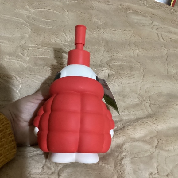 New Peanuts Snoopy Soap/ Lotion Pump- Snoopy in Puffy red coat - Picture 5 of 7